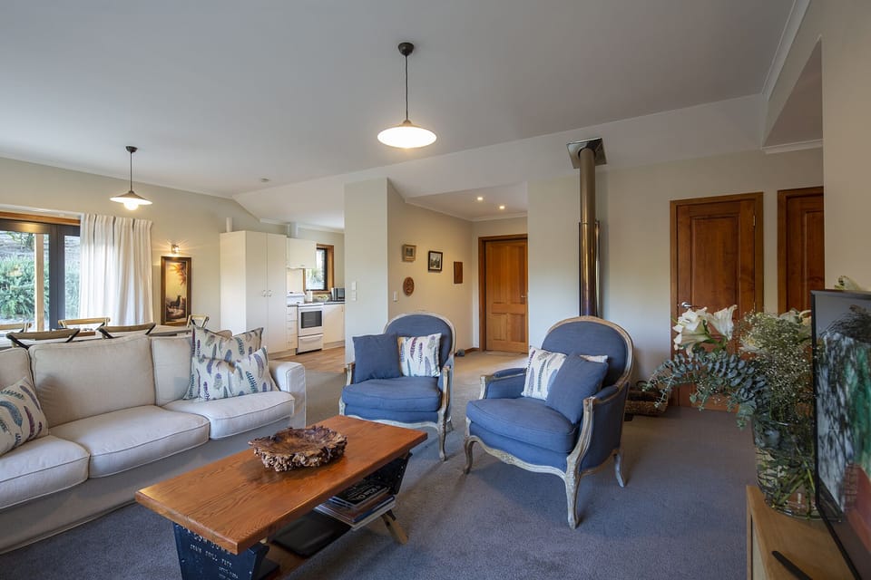 Luxury Cottage, 2 Bedrooms, Mountain View | Living area | 43-inch flat-screen TV with cable channels, TV, Netflix