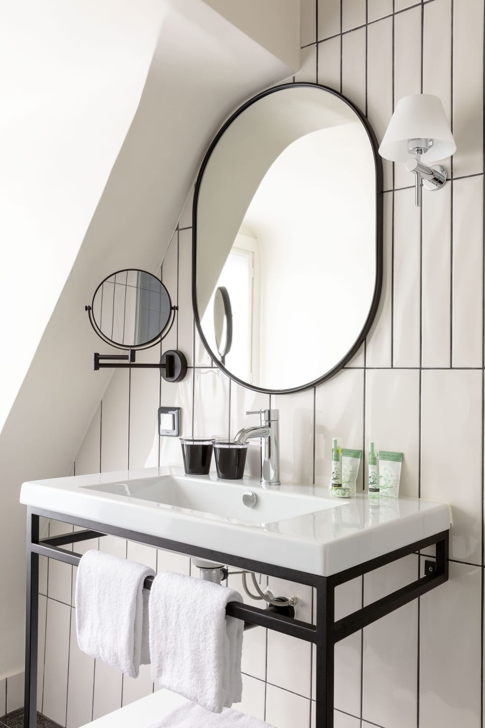 Deluxe Room (City or Courtyard View) | Bathroom | Deep soaking tub, free toiletries, hair dryer, slippers