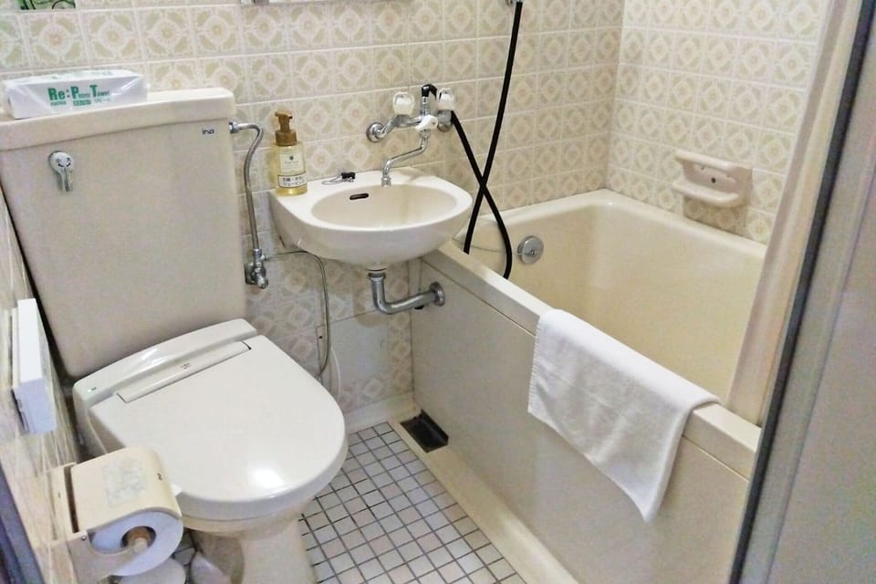 Twin Room, Non Smoking | Bathroom | Combined shower/tub, free toiletries, hair dryer, slippers