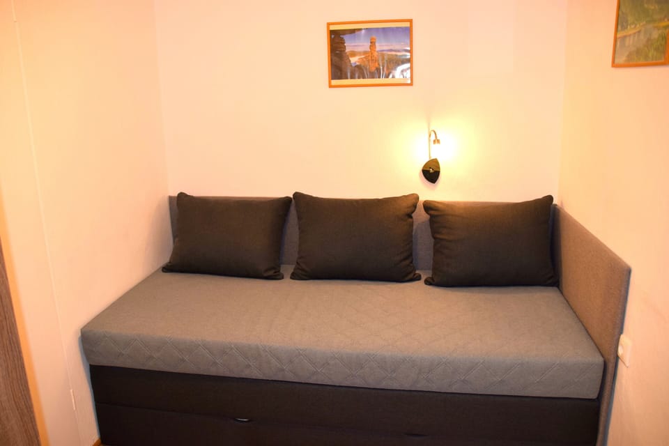 Classic Triple Room | Hypo-allergenic bedding available, desk, WiFi (free), bed sheets
