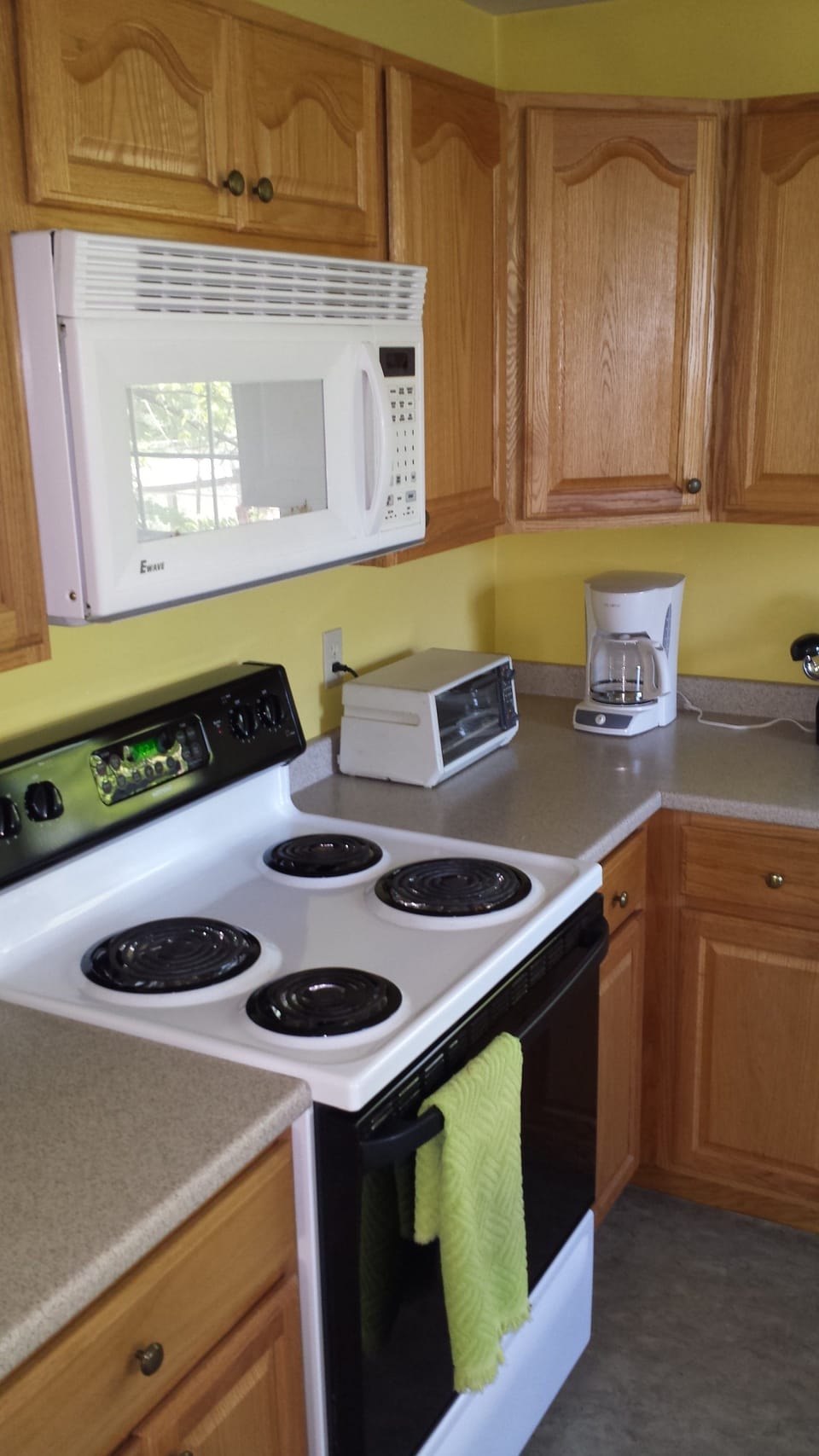 Deluxe Condo, 2 Bedrooms, Kitchen, Mountainside | Private kitchen | Fridge, microwave, coffee/tea maker