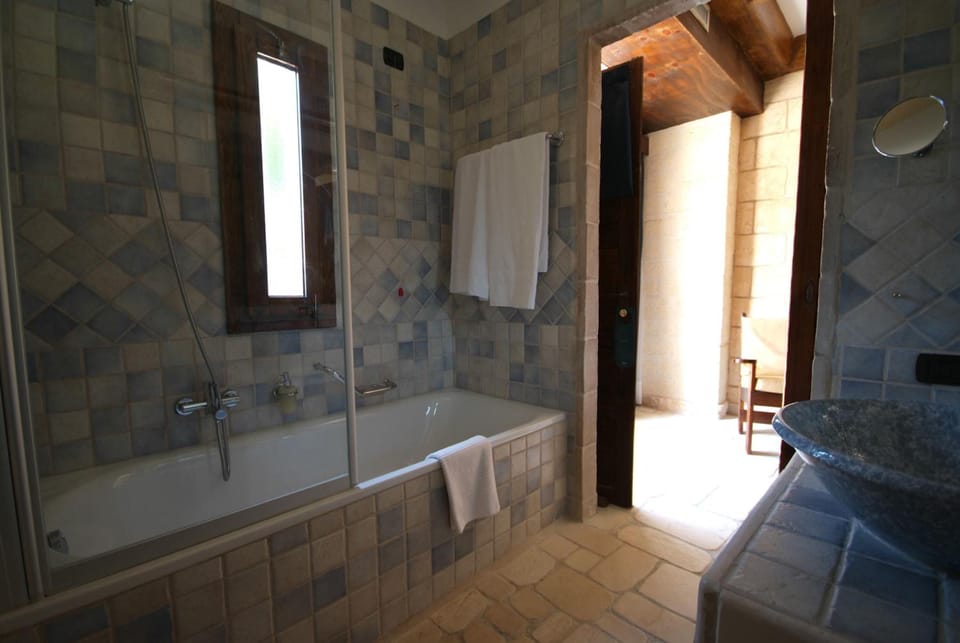 Combined shower/tub, rainfall showerhead, free toiletries, hair dryer