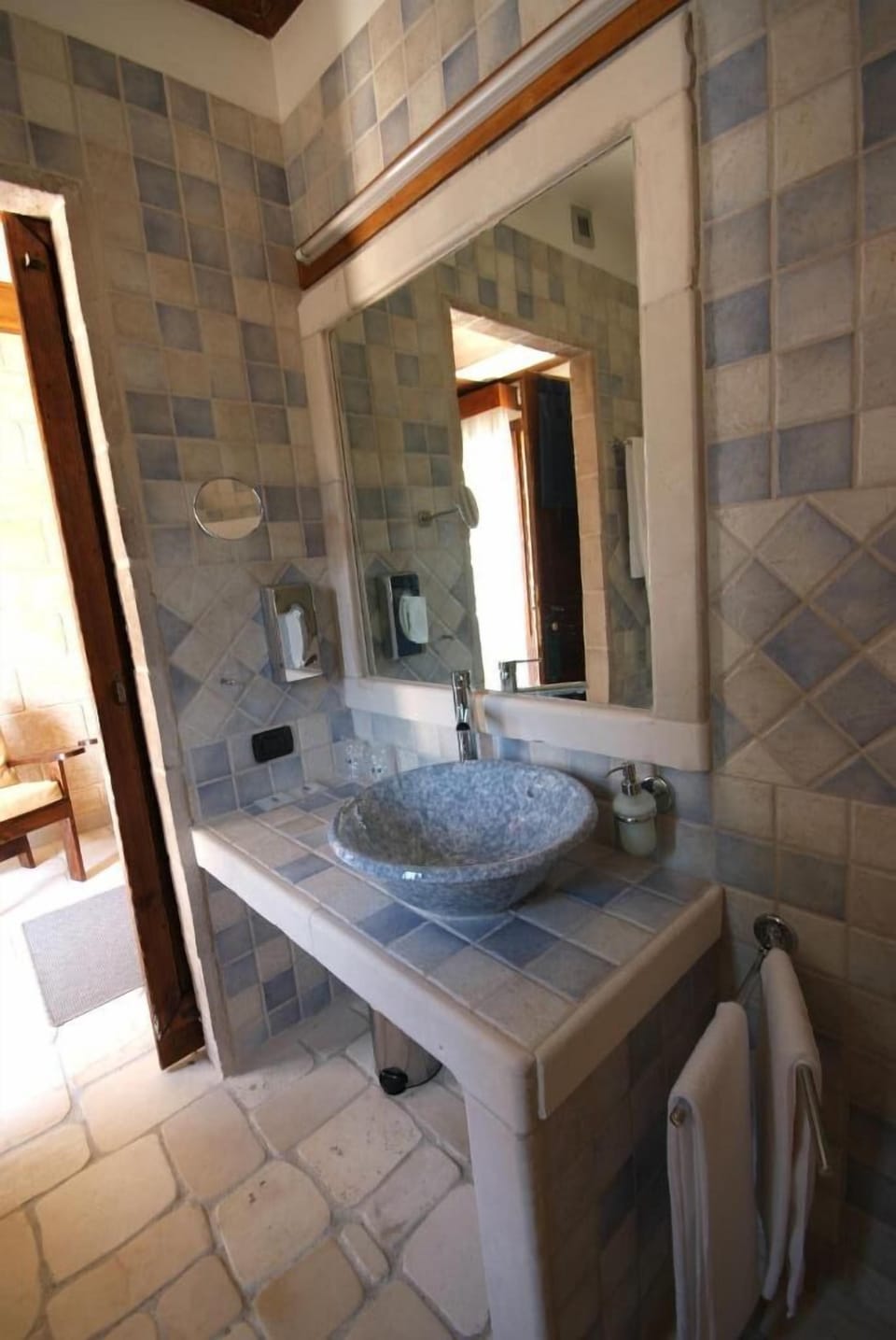 Combined shower/tub, rainfall showerhead, free toiletries, hair dryer