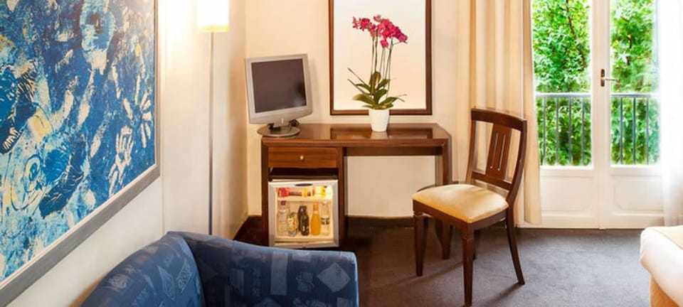 Comfort Double or Twin Room | In-room safe, desk, soundproofing, iron/ironing board