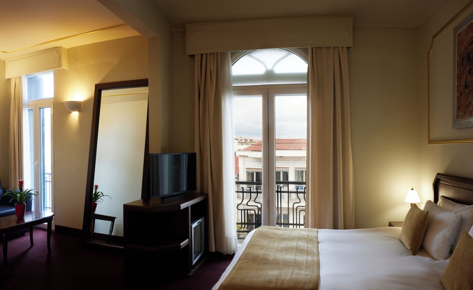 Comfort Double or Twin Room | In-room safe, desk, soundproofing, iron/ironing board