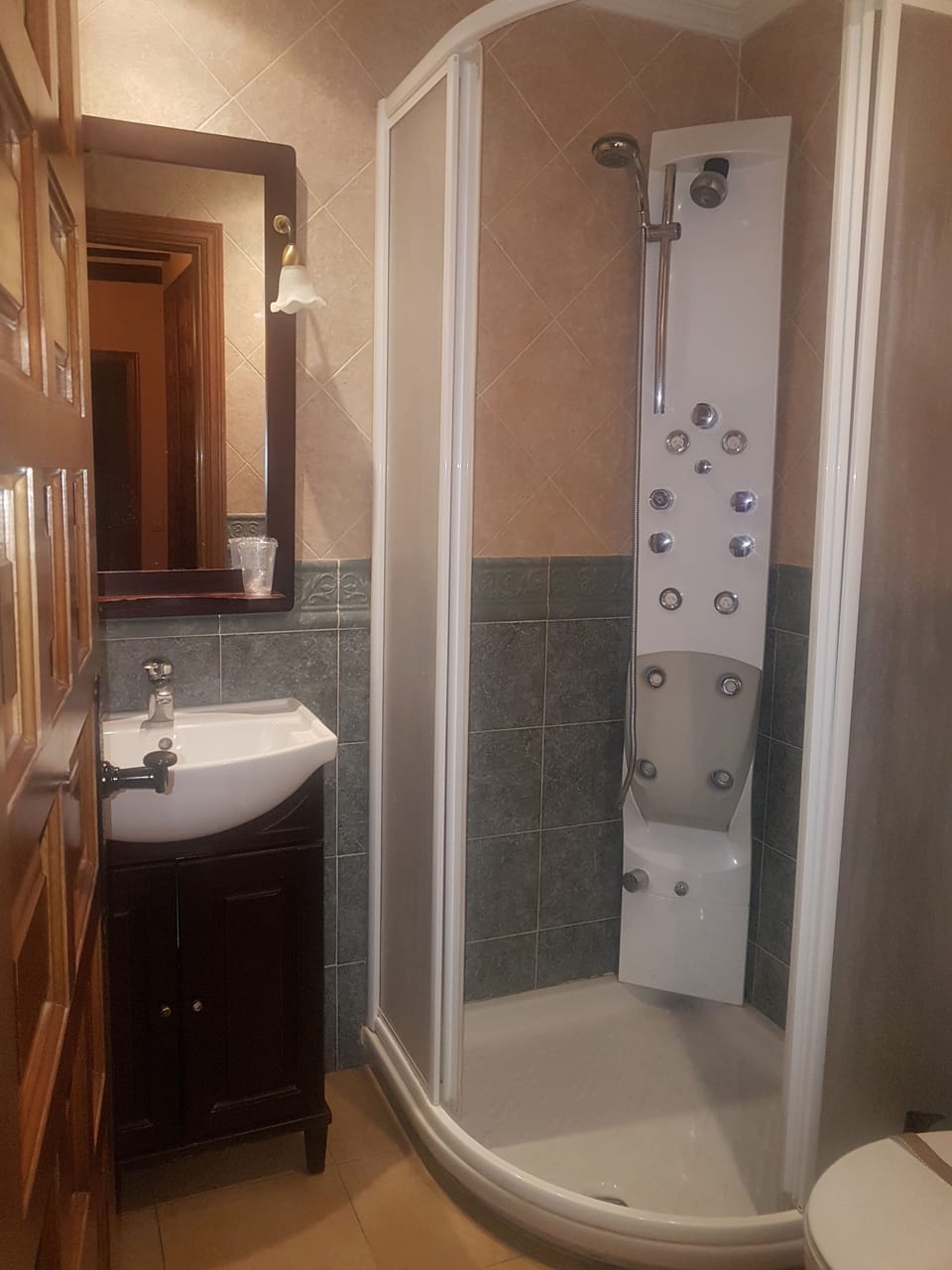 Jetted tub, hydromassage showerhead, free toiletries, towels