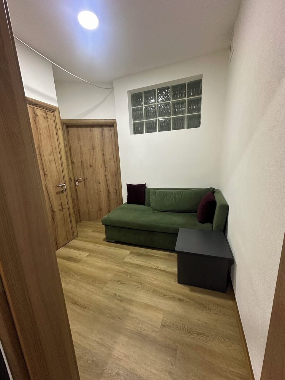 Economy Single Room | Living area | Flat-screen TV