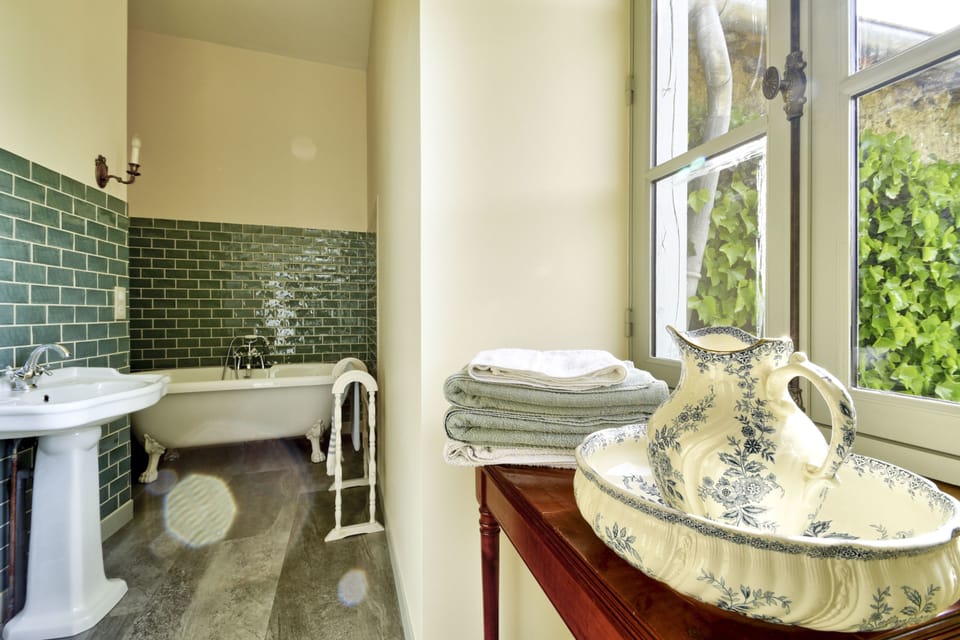 Room (La Gouvernante) | Bathroom | Hair dryer, towels, soap, shampoo