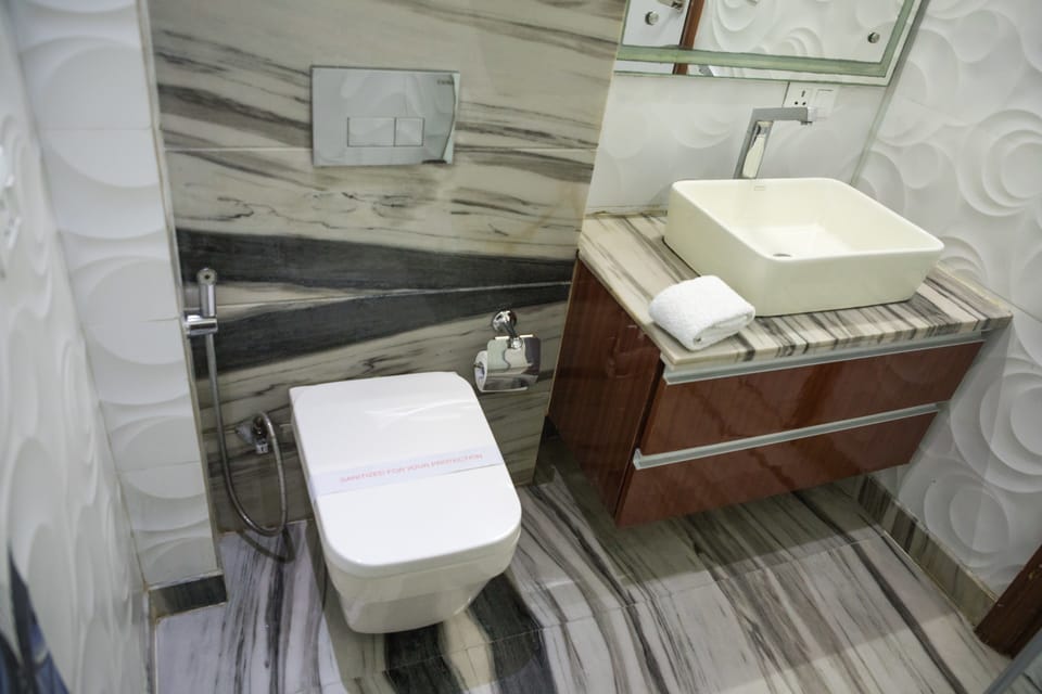 Shower, rainfall showerhead, free toiletries, bathrobes