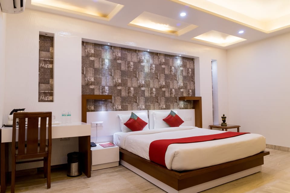 Premium bedding, desk, blackout drapes, soundproofing