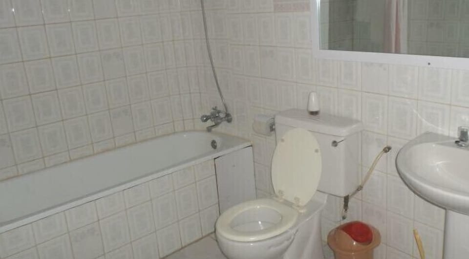 Combined shower/tub, towels