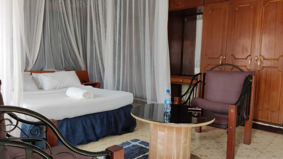 Deluxe Double Room | Minibar, desk, blackout drapes, iron/ironing board