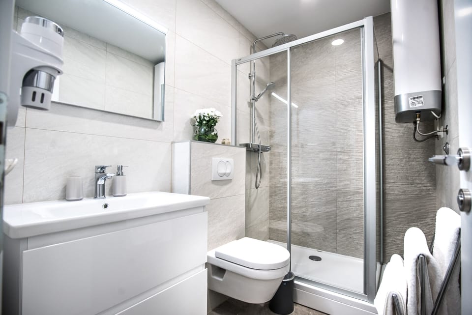 Deluxe Double Room (Lower Ground) | Bathroom | Shower, rainfall showerhead, free toiletries, hair dryer
