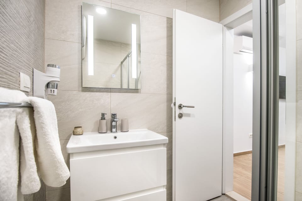 Deluxe Double Room (Lower Ground) | Bathroom | Shower, rainfall showerhead, free toiletries, hair dryer