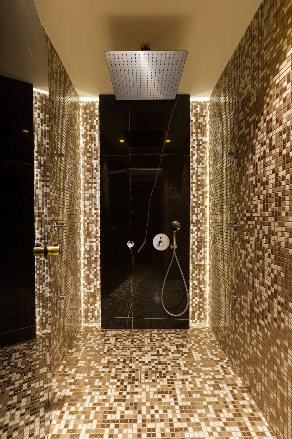 Couples treatment rooms, sauna, hot tub, steam room, massages