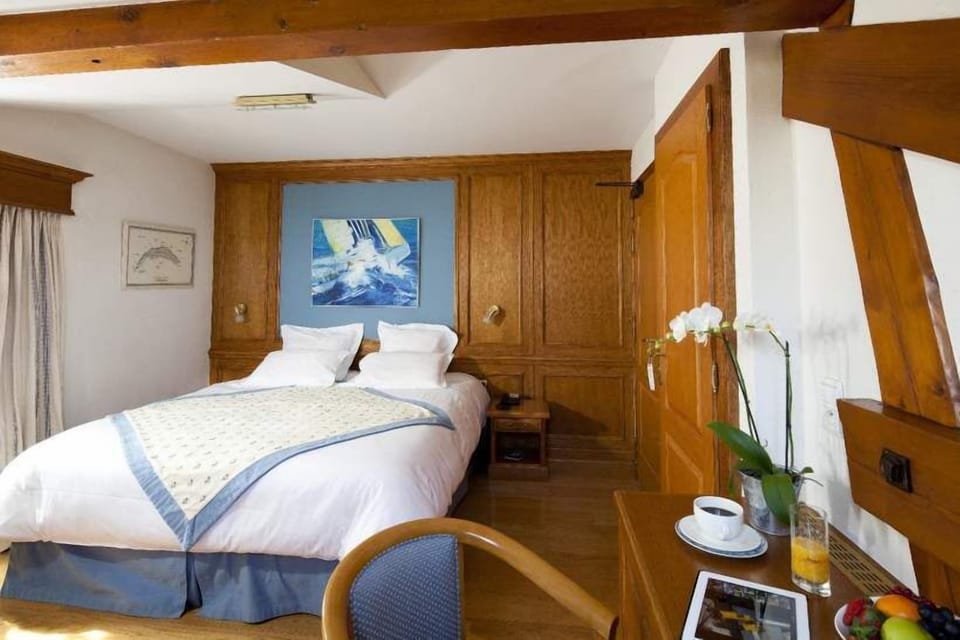 Deluxe Room, Non Smoking, Lake View | Minibar, in-room safe, individually decorated, individually furnished