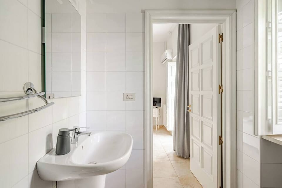 Comfort Double Room, Ensuite | Bathroom | Shower, bidet, towels