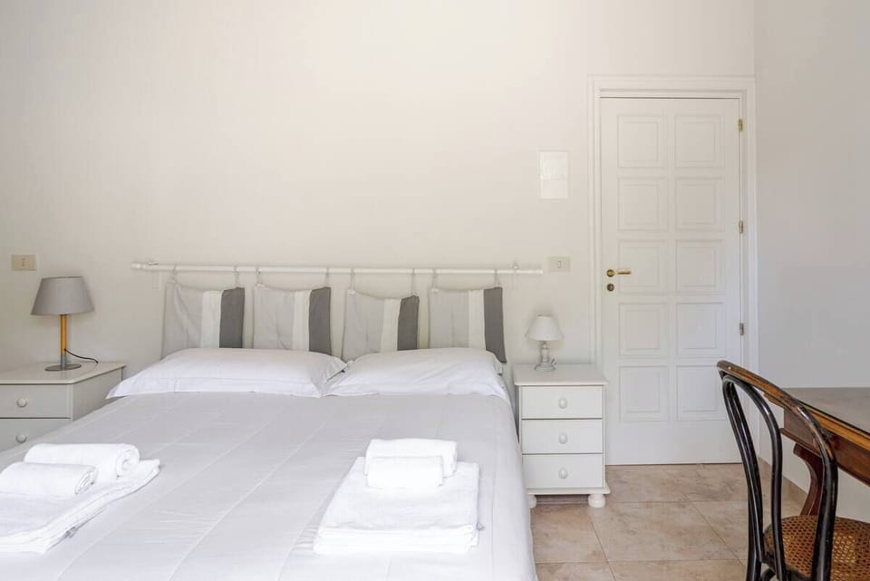 Comfort Double Room, Ensuite | 1 bedroom, in-room safe, free cribs/infant beds, free WiFi