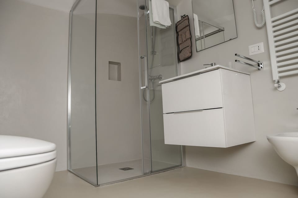 Economy Double Room | Bathroom shower