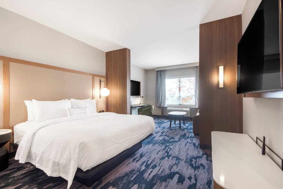 Executive Suite, 1 King Bed with Sofa bed | In-room safe, desk, laptop workspace, free WiFi