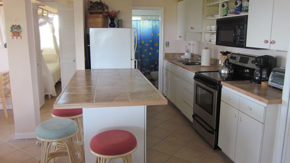 Full sized fully equipped kitchen for those times you want to eat in. 