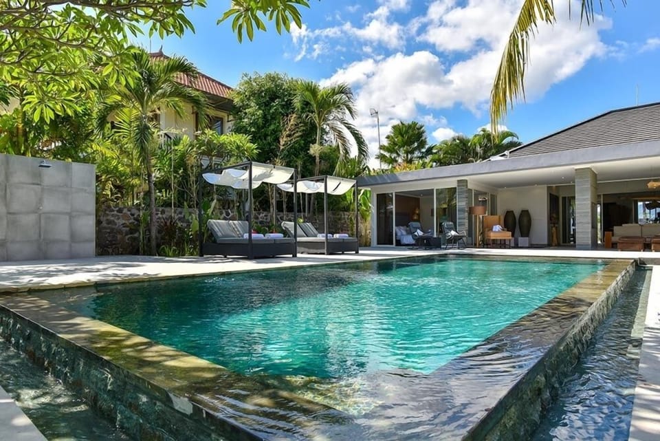 SUNBED &amp; POOL