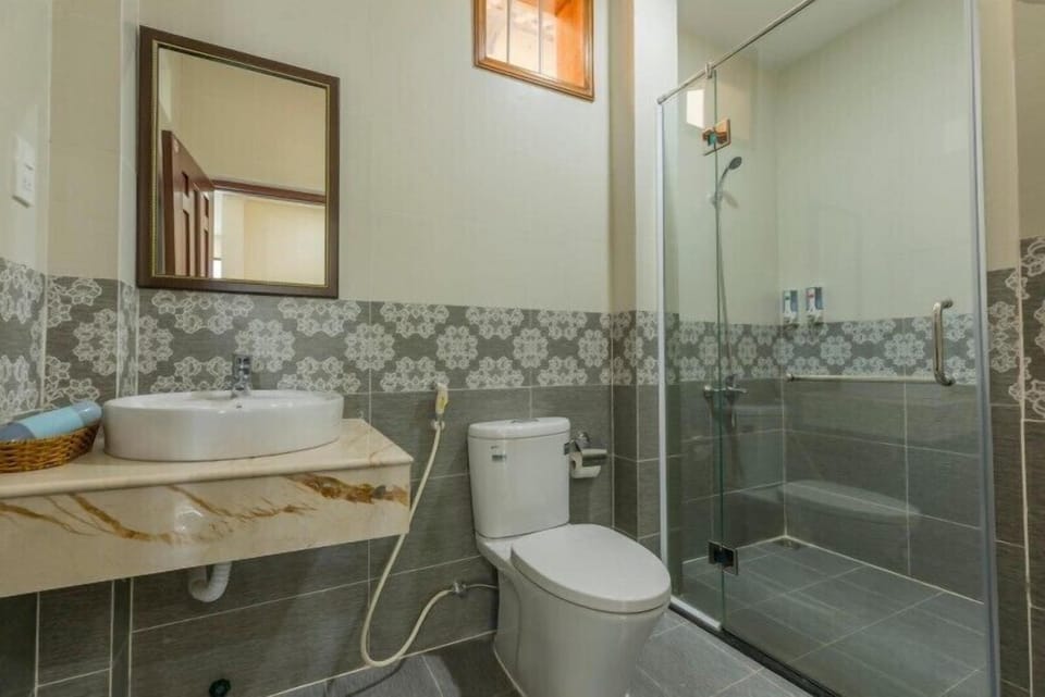 Suite, Garden View | Bathroom | Shower, free toiletries, hair dryer, slippers