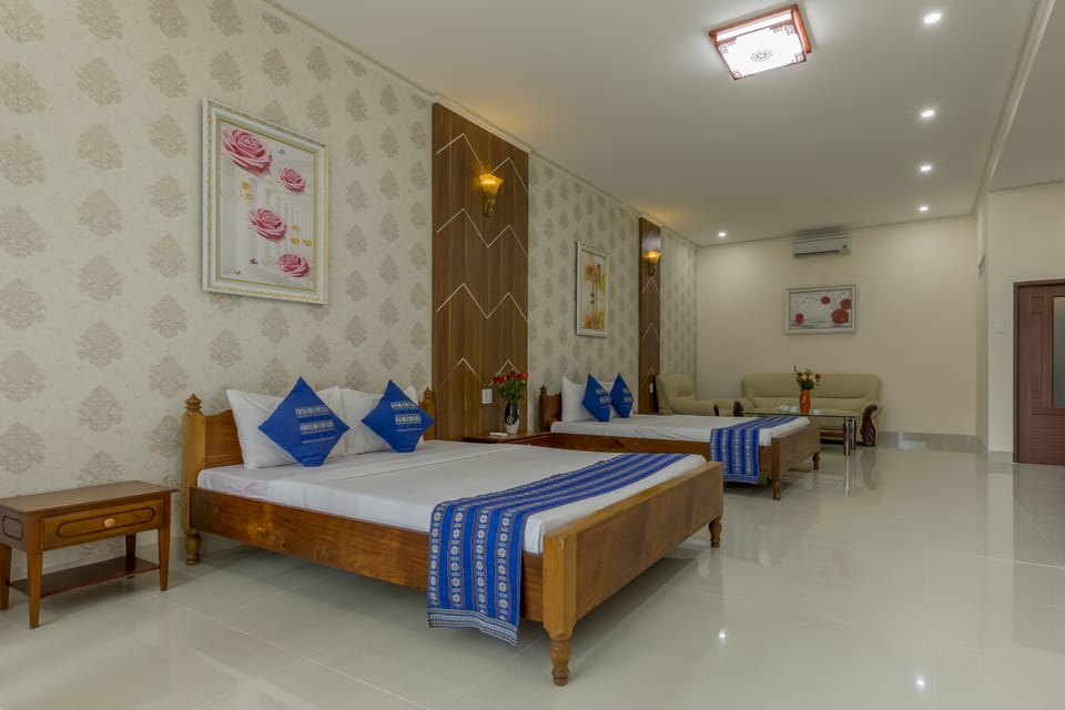 Deluxe Pool View | Minibar, desk, blackout drapes, soundproofing