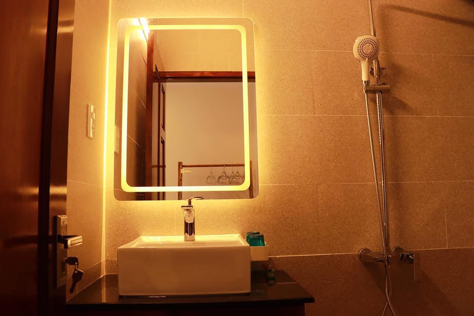Deluxe Apartment | Bathroom | Shower, hair dryer, slippers, bidet