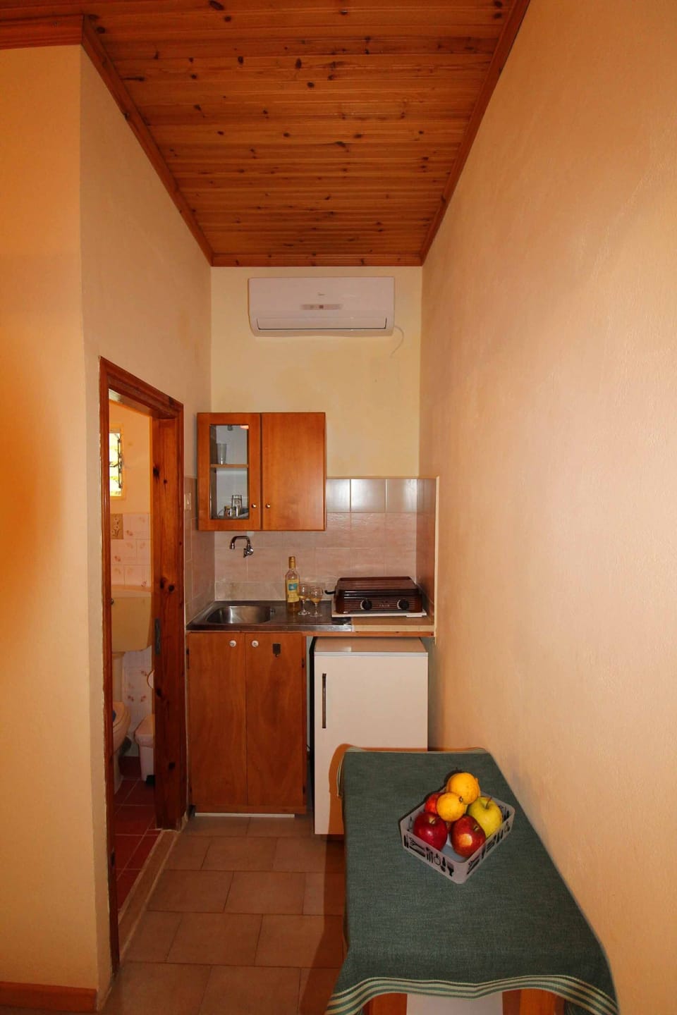 White House Pagoi Apartment Kitchen And Dining Area