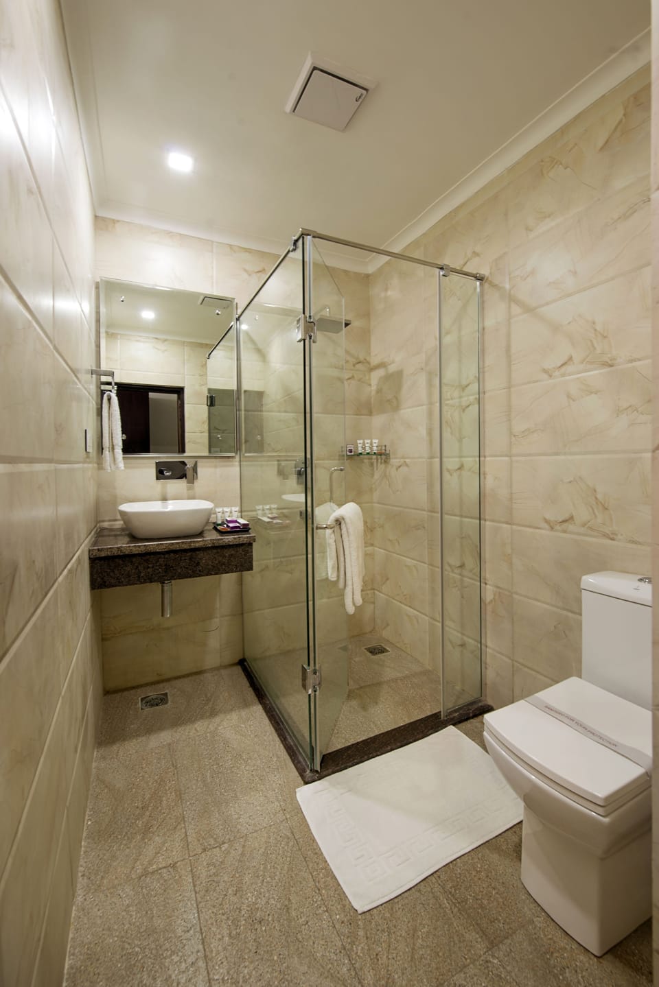 Shower, rainfall showerhead, free toiletries, towels