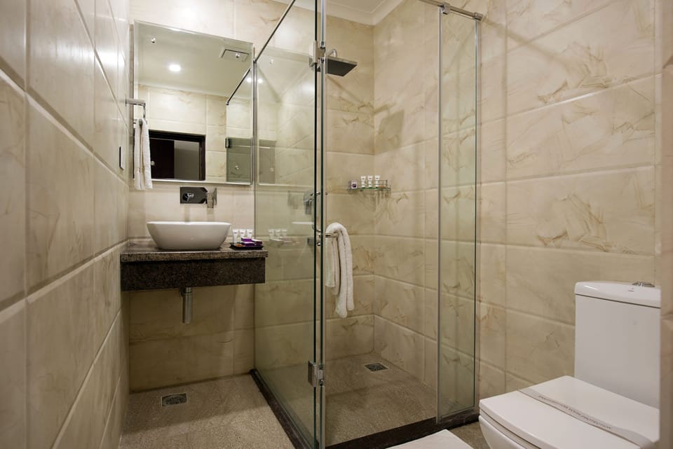 Shower, rainfall showerhead, free toiletries, towels