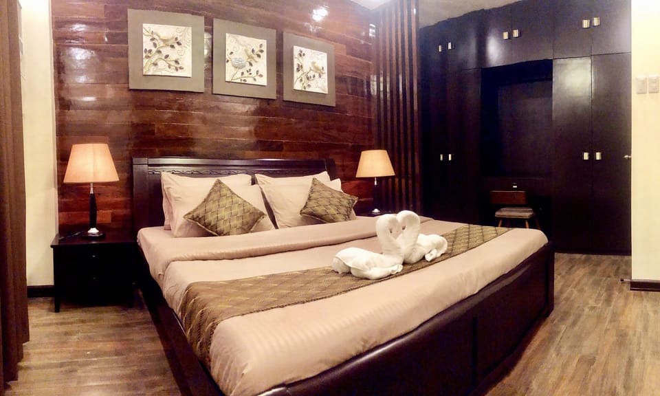 Comfort Suite | Premium bedding, down comforters, blackout drapes, rollaway beds