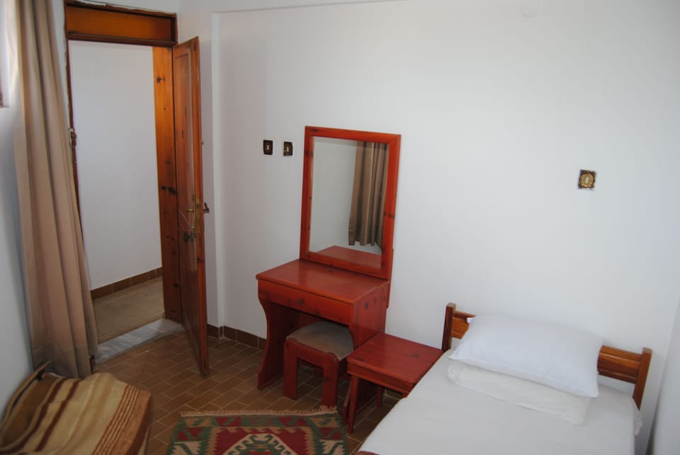 Standard Single Room | 1 bedroom, in-room safe, desk, blackout drapes