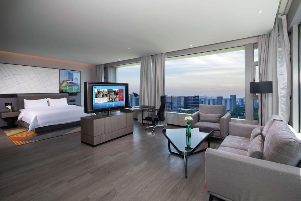 Business Suite | In-room safe, desk, laptop workspace, blackout drapes
