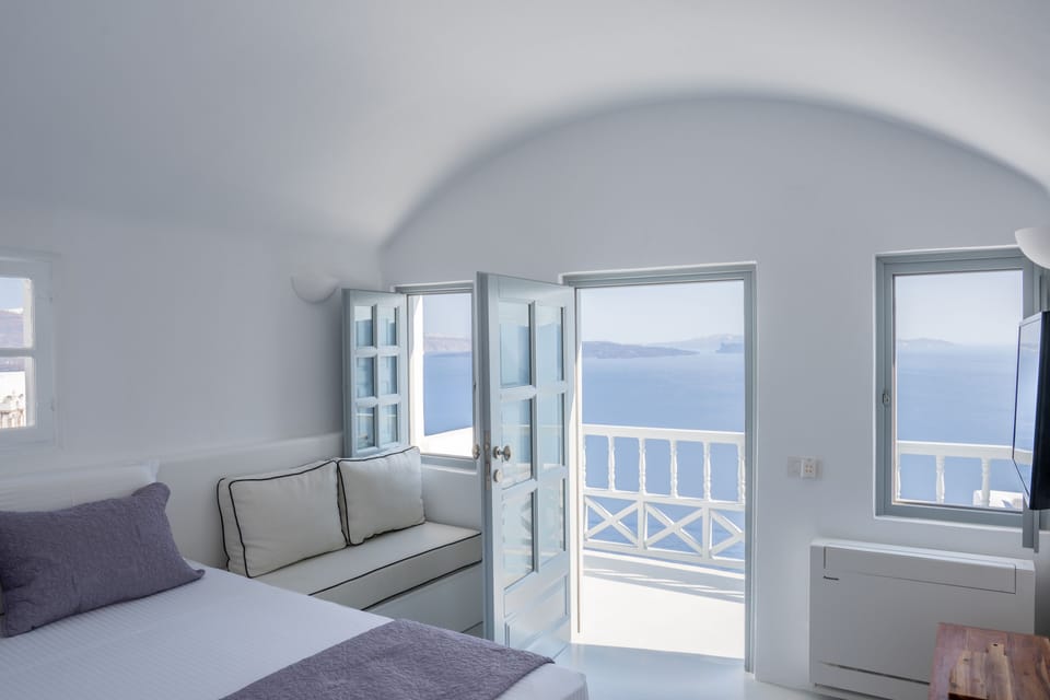 Exclusive Suite, Balcony (Outdoor Plunge Pool, Caldera View) | 1 bedroom, premium bedding, in-room safe, soundproofing