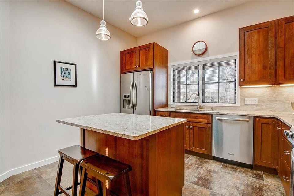 Kitchen island to enjoy coffee, breakfast, or any meal!