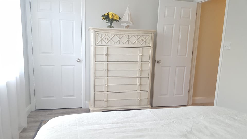 Guests bedroom with queen size bed, high quality mattress and beddings 