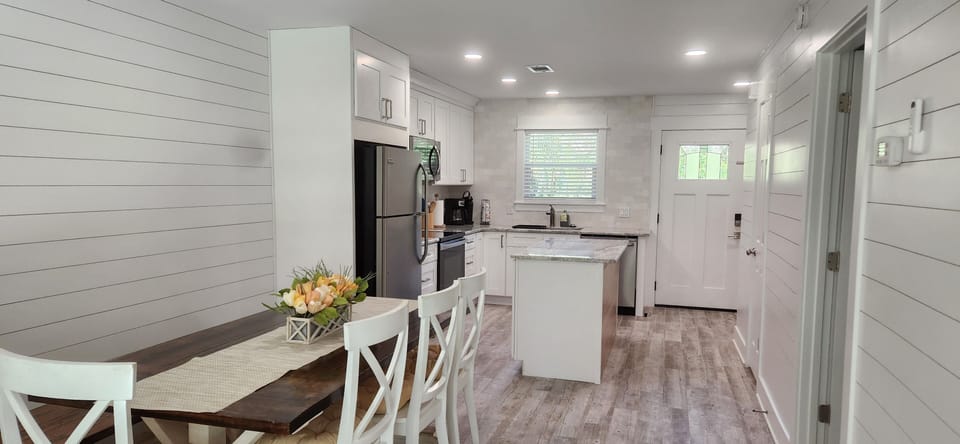  Large Dining area, can easy accommodate 8 ppl