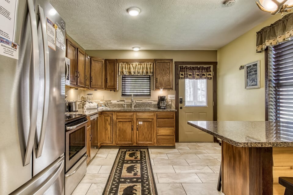 Cabin in the Smokies - Bear Run - Fully furnished kitchen with granite countertops and stainless steel appliances