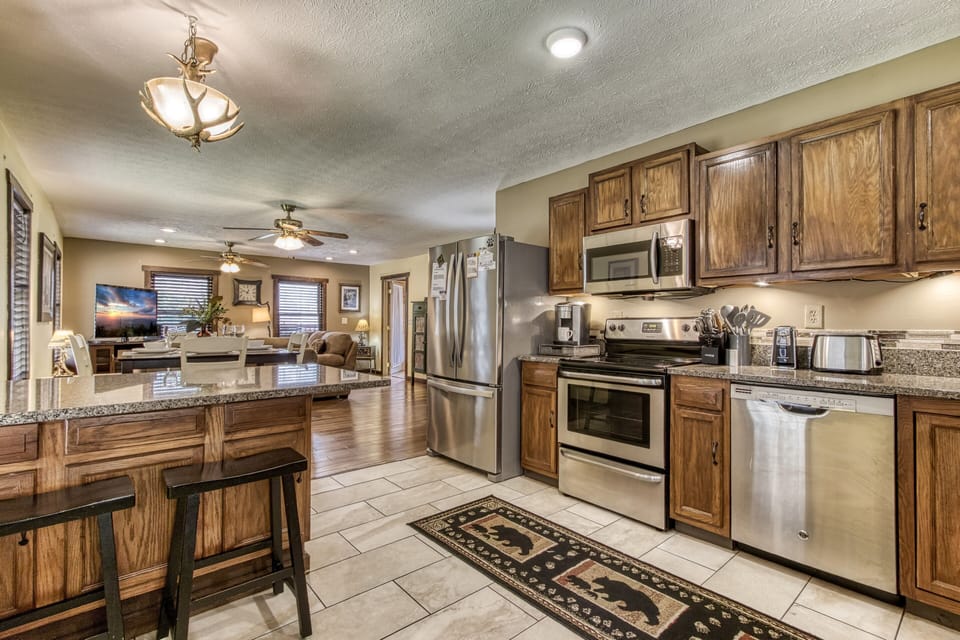 Pigeon Forge Cabin - Bear Run - Fully furnished kitchen and bar area
