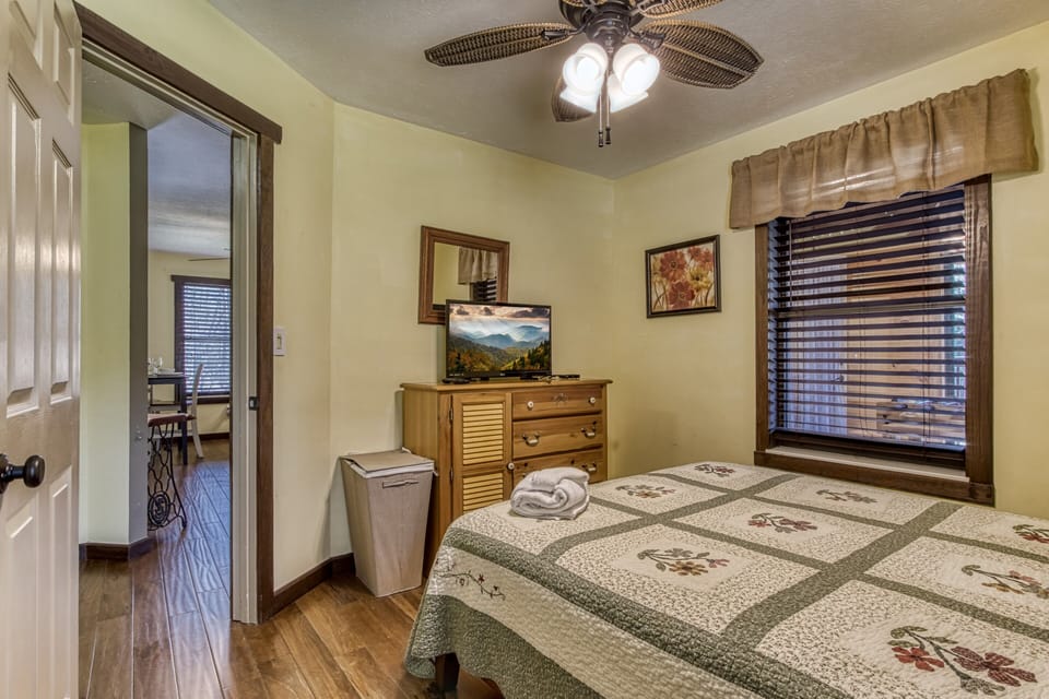 Wears Valley Cabin with a Hot Tub - Bear Run - Bedroom 2 with a 32-inch TV