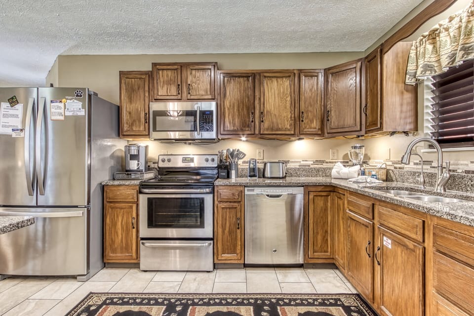 Pigeon Forge Cabin - Bear Run - Fully furnished kitchen with granite countertops and stainless steel appliances
