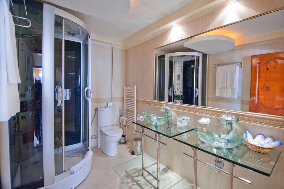 Basic Apartment, 1 Bedroom, Balcony, Sea View | Bathroom | Free toiletries, hair dryer, towels