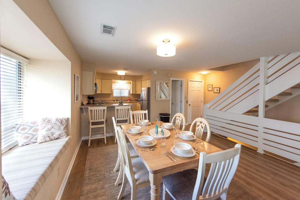 Dining area and Large Bay Window Seat