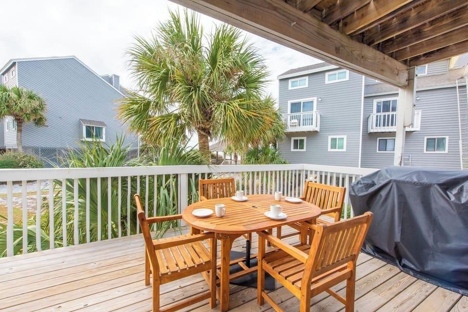 Fire up the gas grill, set the table, and watch the Gulf from your private deck — dinner al fresco with a view that makes every meal taste better.