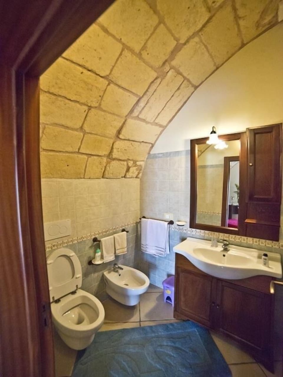 Deluxe Suite, Ensuite, Courtyard View | Bathroom | Shower, free toiletries, hair dryer, bathrobes