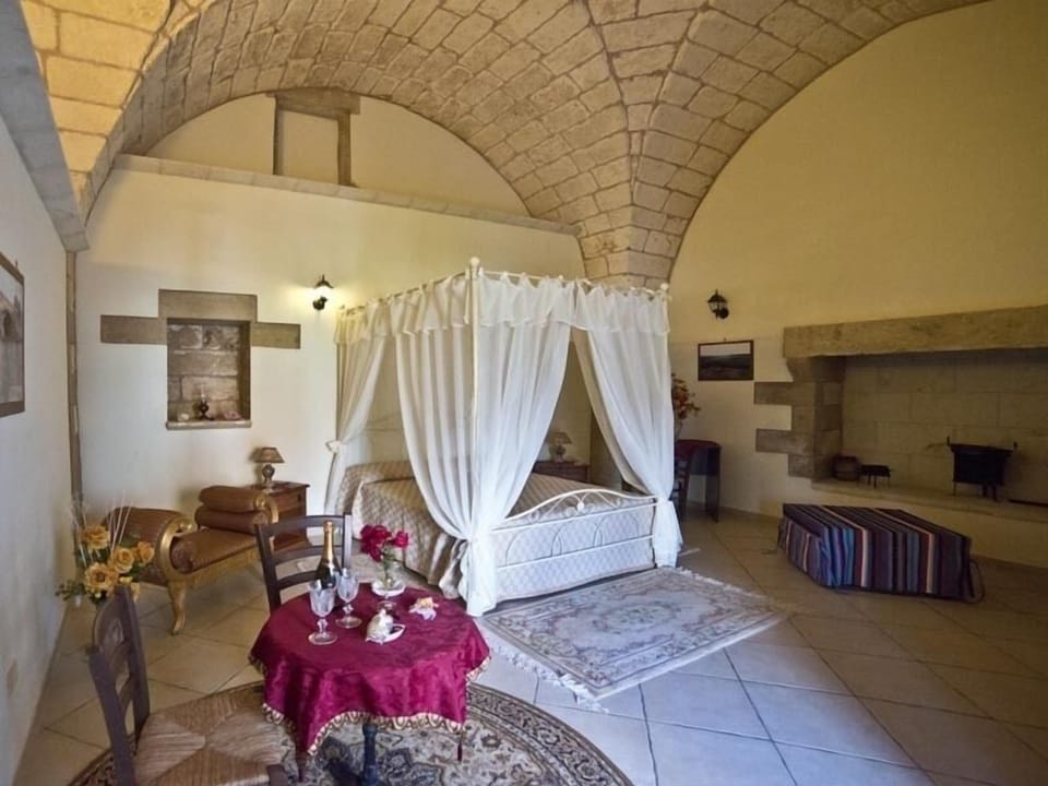 Deluxe Suite, Ensuite, Courtyard View | 1 bedroom, minibar, blackout drapes, iron/ironing board