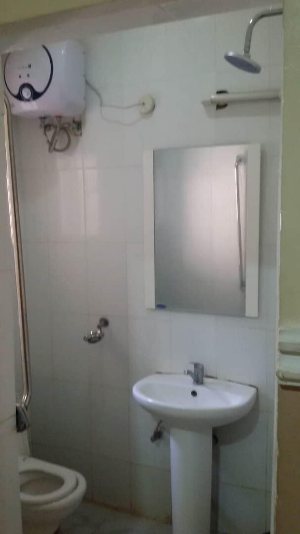 Executive Room | Bathroom | Shower, towels, soap, toilet paper