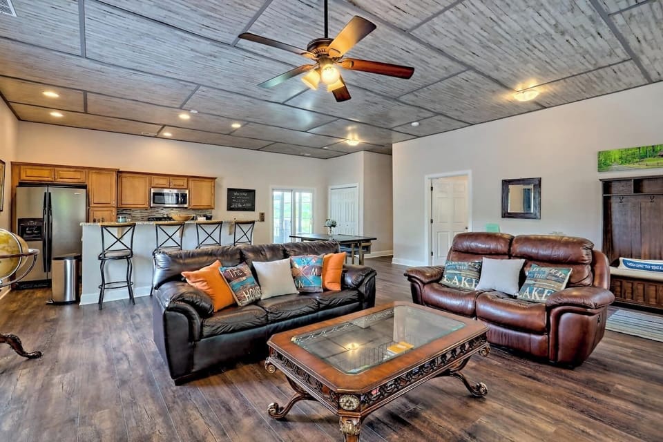 Large open living space with a great breakfast bar and seating for 4. 
